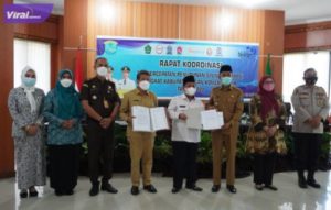 Wakil Bupati OKI H Dajfar Sodiq didampingi Kepala Dinas PPKB OKI, H.M. Lubis, SKM. M, Kes saat Rakor Tim Percepatan Penurunan Stunting (TPPS) Kabupaten OKI, Rabu, (24/5/2022). Foto : viralsumsel.com/fir