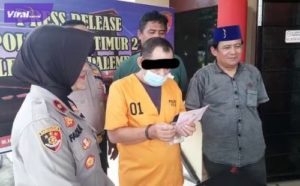 A warga Jalan Slamet Riyadi, Kelurahan Kuto Batu, Kecamatan Ilir Timur II, ditangkap Anggota Reskrim Polsek Ilir Timur II, Selasa (10/5/2022) kemarin. Foto : viralsumsel.com/kai