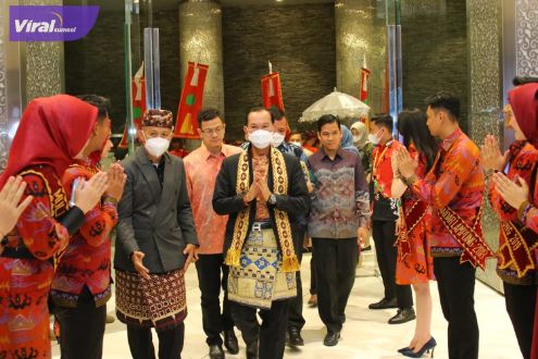 Walikota Palembang, H. Harnojoyo bersama puluhan Walikota di Indonesia hadiri syukuran HUT Apeksi ke-22 di Ballroom Hotel Novotel, Bandar Lampung, Jumat (27/5/2022) malam. Foto : viralsumsel.com/mal