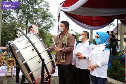 Gubernur Sumsel H. Herman Deru membuka Kejuaraan Terbuka Gubernur Cup PDBI Provinsi Sumsel memperingati Hardiknas dan Harkitnas 2022 di Halaman Kantor DPRD Prov Sumsel, Sabtu (28/5/2022). Foto : viralsumsel.com/win Gubernur Sumsel H. Herman Deru membuka Kejuaraan Terbuka Gubernur Cup PDBI Provinsi Sumsel memperingati Hardiknas dan Harkitnas 2022 di Halaman Kantor DPRD Prov Sumsel, Sabtu (28/5/2022). Foto : viralsumsel.com/win