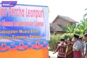 Gubernur Sumsel H. Herman Deru menyaksikan Peresmian Nama Jalan (Jalan Percha Leanpuri) di Desa Ujan Mas Lama, Kecamatan Ujan Mas Kab. Muara Enim, Minggu (29/5/2022). Foto : viralsumsel.com/win