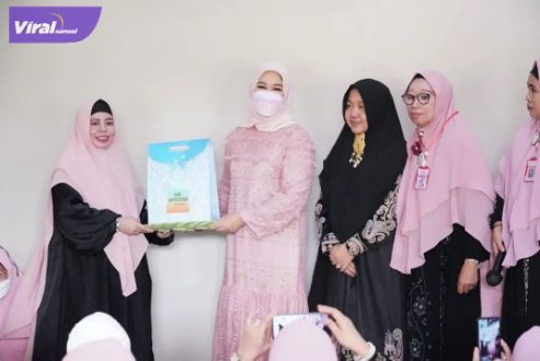 Ketua TP PKK Sumsel Feby Deru hadiri halal bi halal komunitas Emak-Emak Cindo Militan (EECM) Palembang, di Solihin Hasibuan (Solhas) Center, Jumat (27/5/2022) siang. Foto : viralsumsel.com/win