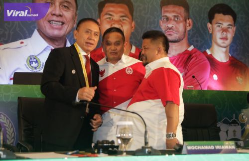 Ketua Umum Asprov PSSI Sumsel H Ucok Hidayat dan Sekretaris Umum Asprov PSSI Sumsel Augie Yahya Bunyamin bindang dengan Ketua Umum PSSI, Mochamad Iriawan. Foto : viralsumsel.com