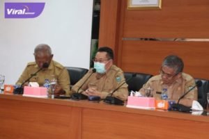Penjabat (Pj) Sekretaris Daerah Kab. Muara Enim Emran Tabrani pimpin rapat pesermian Peresmian Pojok Baca Percha Leanpuri Danau Shuji, Launching MEDALI dan Story Telling (Mendongeng) 'Wisata Danau Shuji Desa Lembak', Senin (30/5/2022). Foto : viralsumsel.com/ril