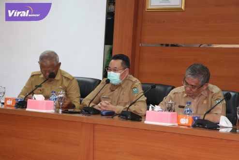Penjabat (Pj) Sekretaris Daerah Kab. Muara Enim Emran Tabrani pimpin rapat pesermian Peresmian Pojok Baca Percha Leanpuri Danau Shuji, Launching MEDALI dan Story Telling (Mendongeng) 'Wisata Danau Shuji Desa Lembak', Senin (30/5/2022). Foto : viralsumsel.com/ril
