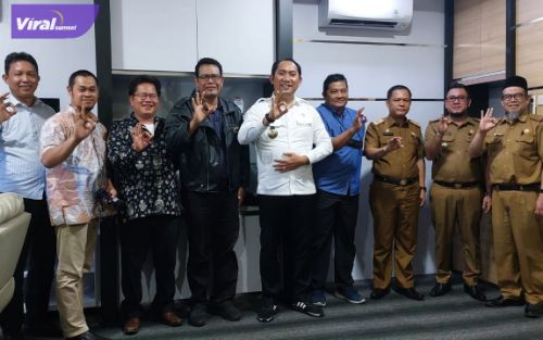 Bupati OKU Selatan, Popo Ali Martopo, B.Com menerima langsung audiensi Tim Peneliti Pendekatan Model Politik Sosio-Cultural Marga di Kabupaten OKU Selatan, Senin (30/5/2022). Foto : viralsumsel.com/ril