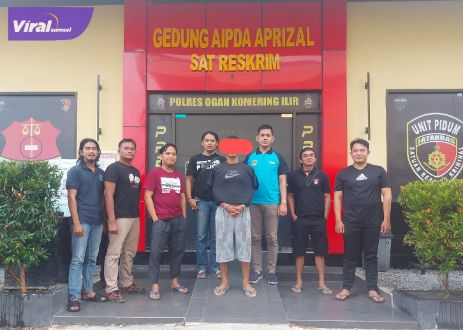Tersangka pelaku pencurian sawit PT Sawit Menang Sejahtera (SMS), P dibekuk anggota Sat Reskrim Polres OKI saat tengah terlelap di rumahnya. Foto : viralsumsel.com/fir