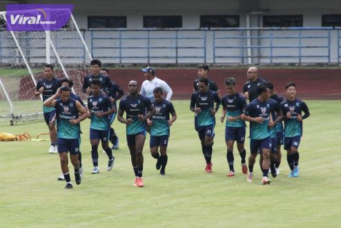 Para pemain Persib Bandung berlatih jelang hadapi Liga 1 2021/2022.. Foto : LIB