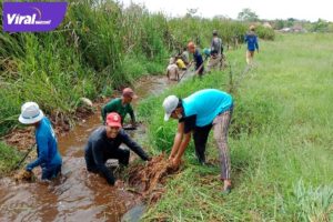 Masyarakat Desa Siju Kompak Bersihkan Sungai Alam. Foto : Viralsumsel/Nto