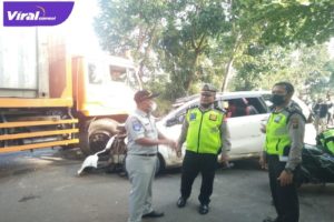 Petugas Jasa Raharja dan Polisi Saat Meninjau Lakalantas di Depan Panti Werda Palembang. Foto : Viralsumsel/Nto