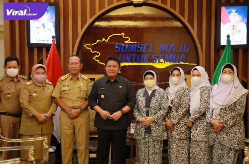 Gubernur Sumsel H Herman Deru menerima Pengurus Daerah Ikatan Bidan Indonesia (IDI) Sumsel diruangan audiensinya, Selasa (10/5/2022). Foto : viralsumsel.com/win