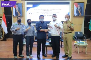 Gubernur Sumsel H Herman Deru di sela perkenalan pelatih berlisensi internasional Perbakin Sumsel dan perkenalan atlet binaan Perbakin Pengprov Sumsel di Auditorium Bina Praja Setda Provinsi Sumsel, Selasa (10/5/2022). Foto : viralsumsel.com/win