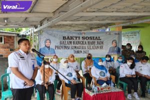 Rifandi Putra Sekcam Kertapati Saat Mengahdiri Pembagian Sembako Oleh Ketua TP PKK Sumsel Febrita Herman Deru. Foto : Viralsumsel/Nto