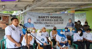 Rifandi Putra Sekcam Kertapati Saat Mengahdiri Pembagian Sembako Oleh Ketua TP PKK Sumsel Febrita Herman Deru. Foto : Viralsumsel/Nto