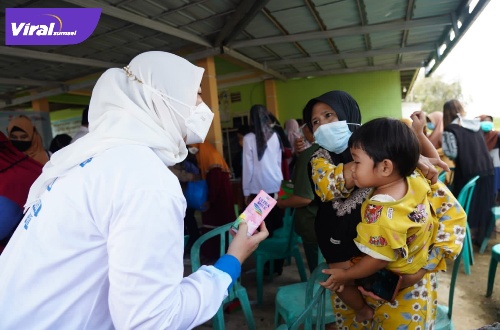 Ketua TP PKK Sumsel Hj Febrita Lustia HD menyampaikan tali asih untuk warga yang pemukiman disekitar TPA Keramasan Kertapati, Rabu (11/5/2022) pagi. Foto : viralsumsel.com/win