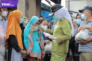Wakil walikota Palembang Fitrianti Agustinda saat Memberikan Bantuan Kepada Korban Kebakaran. Foto : Viralsumsel/Nto