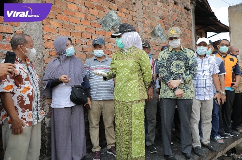 Wakil Walikota Palembang, Fitrianti Agustinda memberikan bantuan korban kebakaran di Jalan Perintis Kemerdekaan, Lorong Manggar, Kelurahan Lawang Kidul, Sabtu (14/5/2022). Foto : viralsumsel.com/nto