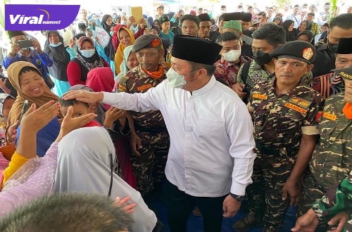 Gubernur Sumsel H Herman Deru Halal Bihalal bersama warga Desa Sumber Agung, Kecamatan Belitang Jaya, Kab OKU Timur, Minggu (15/5/2022) pagi. Foto : viralsumsel.com/win 