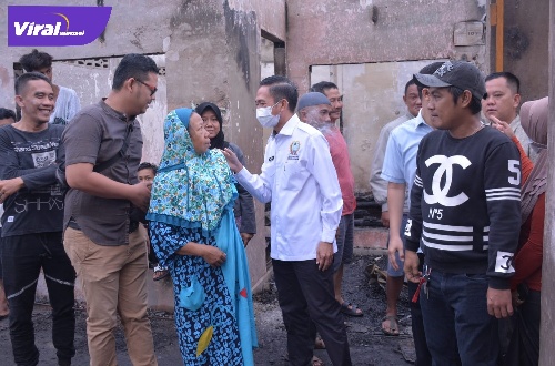 Sekda Kota Palembang Ratu Dewa tinjau kebakaran di Lorong Manggar 1, Kelurahan Lawang Kidul, Jumat (13/5/2022) pagi, sebelum ngantor. Foto : viralsumsel.com/nto