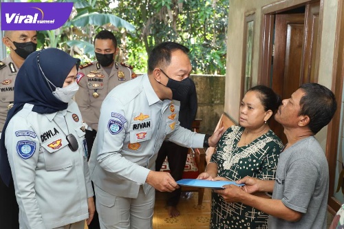 Direktur PT Jasa Raharja Rivan Purwantono saat mengunjungi dan memberikan santunan kepada korban kecelakaan. Foto : Viralsumsel