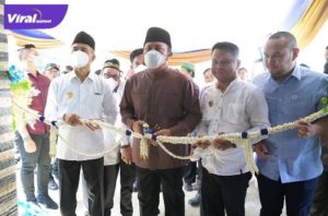 Gubernur Sumsel H Herman Deru ketika menghadiri halal bihalal Ikatan Keluarga Bersatu Mendayun Komering Ulu Timur (IKB Manku) di kawasan Komplek Sasana Patra Tegal Binangun Palembang, Senin (16/5/2022). Foto : viralsumsel.com/win