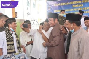 Gubernur Sumsel H Herman Deru menghadiri Halal Bilhalal bersama jemaah dan pengurus masjid Husnul Khotimah dan warga Sukawinatan Palembang, Senin (16/5/2022). Foto : viralsumsel.com/win