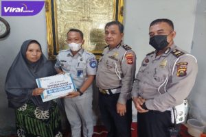 PT Jasa Raharja Cabang Sumsel Saat Menyerahkan Santunan Korban Lakalantas. Foto : Viralsumsel