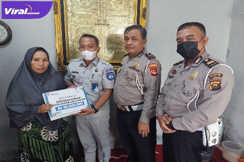 PT Jasa Raharja Cabang Sumsel Saat Menyerahkan Santunan Korban Lakalantas. Foto : Viralsumsel