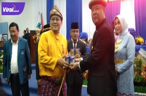 Sultan Palembang Darussalam SMB IV Jaya Wikrama R.M.Fauwaz Diradja,S.H.M.Kn saat menerima kenang-kenangan berupa ayam nanas dalam kemasan dari Bupati Lahat Cik Ujang dalam rangka HUT Lahat ke-153 tahun 2022, Jumat (20/5/2022). Foto : viralsumsel.com/ril