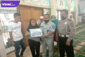 PT Jasa Raharja Cabang Sumsel saat Berikan Santunan Kepada Ahli Waris Lakalantas. Foto : Viralsumsel