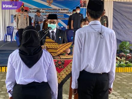 Bupati Ir H Heri Amalindo MM melantik dan mengambil sumpah 197 Pegawai Pemerintah dengan Perjanjian Kerja (P3K) tahap dua formasi tahun 2021 di Sangar Pramuka Kebun Buah Simpang Raja, Kecamatan Talang Ubi, Jum,at (27/5/2022). Foto : viralsumsel.com/eko