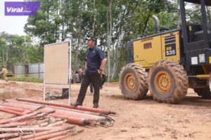 Gubernur Sumsel, H Herman Deru memantau progres pembangunan jalan tol Kapal Betung di kawasan Kecamatan Sembawa, Kabupaten Banyuasin, Selasa (31/5/2022). Foto : viralsumsel.com/win