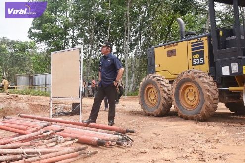 Gubernur Sumsel, H Herman Deru memantau progres pembangunan jalan tol Kapal Betung di kawasan Kecamatan Sembawa, Kabupaten Banyuasin, Selasa (31/5/2022). Foto : viralsumsel.com/win