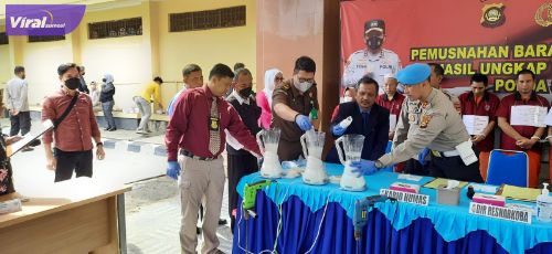 Direktorat Reserse Narkoba Polda Sumsel memusnahkan barang bukti narkoba jenis sabu, Kamis (2/6/2022). Foto : viralsumsel.com/kai