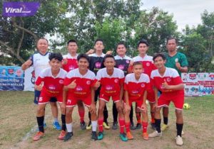 Manajer Tim Street Soccer Sumsel, Febriano Yoga Adi Pradana, pelatih Fauzi Toldo bersama para pemain usai latihan, Jumat (3/6/2022). Foto : viralsumsel.com/ion