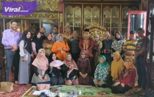 Kepanitian halal bi halal kerabat Kesultanan Palembang Darussalam secara resmi dibubarkan di Rumah Limas Cek Mas, Lr Masjid, Jalan Ki Gede Ingsuro, Kecamatan IB II Palembang, Kamis (2/6/2022). Foto : viralsumsel.com/ril