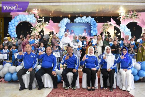 Wakil Bupati OKI, H. M. Dja'far Shodiq bersama ketua TP PKK OKI, Hj. Lindasari Iskandar pose bersama usai Lomba Balita Sehat Tingkat Kabupaten OKI tahun 2022, Selasa (7/6/2022). Foto : viralsumsel.com/fir