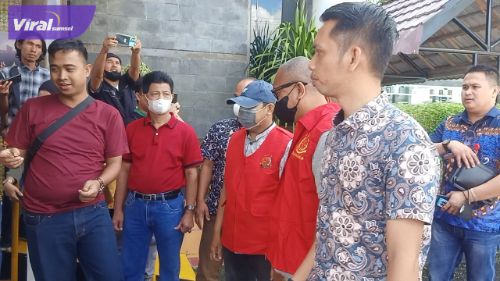 Tersangka TP dan RC yang terlibat dugaan kasus korupsi bibit karet siap tanam pada Disbunak tahun 2019 dibawa ke Lapas Kelas IIB Kayuagung, Jumat (10/6/2022). Foto : viralsumsel.com/fir