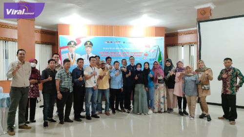 Diskominfo OKI menggandeng toko daring MBizmarket melakukan percepatan transaksi digital untuk belanja langsung khususnya belanja publikasi di media massa melalui belapengadaan, Jum'at, (10/6/2022). Foto : viralsumsel.com/fir