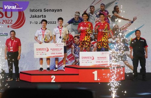 Ganda putra Fajar Alfian/Muhammad Rian Ardianto di atas podium Daihatsu Indonesia Masters 2022 usai menang dua gim langsung dengan skor 21-10, 21-17 dalam tempo 36 menit atas Liang Wei Keng/Wang Chang (China). Foto : pbsi