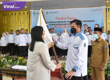 Ketua KORMI Sumsel Hj Samantha Tivani HD melantik ketua dan pengurus KORMI Kabupaten OKI, di Kayuagung, Senin (13/06/2022). Foto : viralsumsel.com/fir