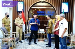 Gubernur Sumsel H Herman Deru menerima GM Telkom Witel Sumsel, M. Yusuf dalam rangka silaturahmi dan pergantian GM Witel Sumsel dan beberapa pejabat Telkom. Foto : viralsumsel.com/win