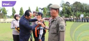 Bupati OKUS, Popo Ali Martopo, B.Com., menghadiri apel gelar pasukan Operasi Patuh Musi 2022 yang digelar di Mapolres OKU Selatan, Senin (13/06/2022) pagi. Foto : ist