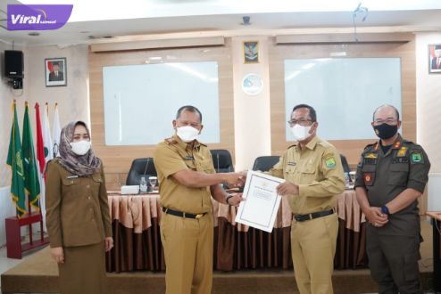 Pj Sekda Muba Musni Wijaya SSos MSi menyerahkan SK Plt Direktur RSUD Sekayu kepada dr H Azmi Dariusmansyah MARS, Senin (13/06/2022). Foto : viralsumsel.com/dev