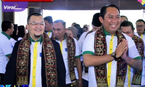 Bupati OKUS, Popo Ali Martopo, B.Com., bersama Ketua KONI Sumsel Hendri Zainuddin hadiri pelantikan KONI Kabupaten OKU Selatan di Gedung Agmarateza Muaradua, Minggu (12/06/2022). Foto : ist