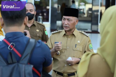 Pj Bupati Muba H Apriyadi beri keterangan pada sejumlah awak media usai pimpin apel pagi di Kantor Dinas PUPR Kabupaten Muba, Senin (13/6/2022) pagi. Foto : viralsumsel.com/dev