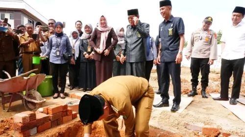 Walikota Prabumulih, Ir H. Ridho Yahya MM saat peletakan batu pertama pembangunan musholla di dekat gedung Pengadilan Agama Kota Prabumulih, Selasa (14/6/2022). Foto : viralsumsel.com/mal