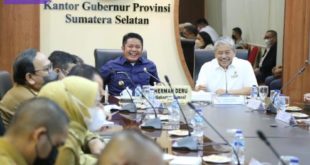 Ketua Umum KORMI Pusat, Hayono Isman saat bertemu dengan Gubernur Sumsel H. Herman Deru di ruang rapat Gubernur, Senin (13/6/2022) siang. Foto : viralsumsel.com/win