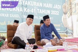Pj Bupati Muba H Apriyadi bersama KH. Anwar Zahid dari Bojonegoro Jawa Timur hadiri Tabligh Akbar dan Halal Bihalal sekaligus Tasyakuran Hari Jadi Desa Bumi Kencana ke-41, Selasa (14/6/2022). Foto : viralsumsel.com/dev