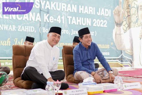 Pj Bupati Muba H Apriyadi bersama KH. Anwar Zahid dari Bojonegoro Jawa Timur hadiri Tabligh Akbar dan Halal Bihalal sekaligus Tasyakuran Hari Jadi Desa Bumi Kencana ke-41, Selasa (14/6/2022). Foto : viralsumsel.com/dev